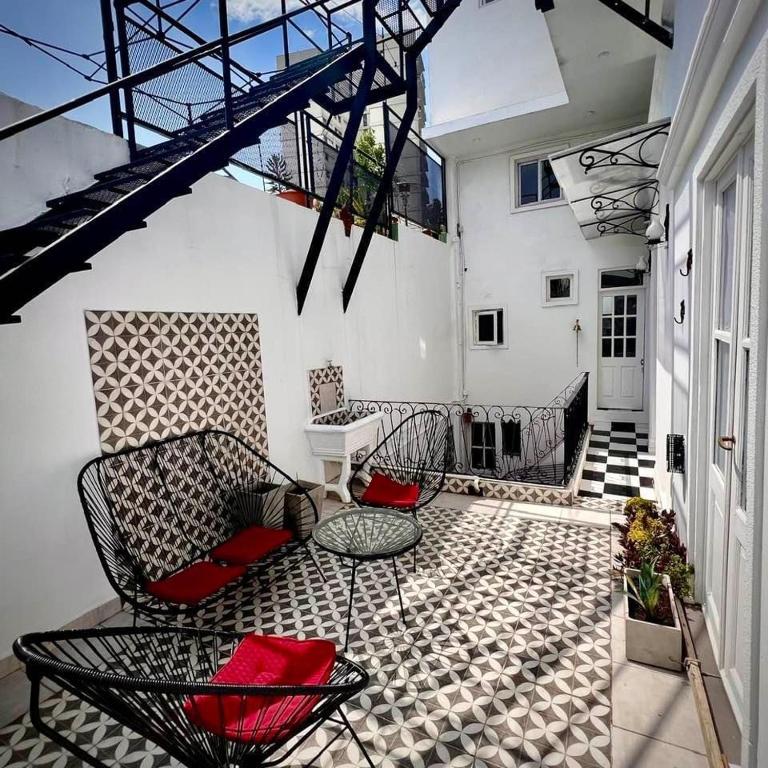 Enchanting townhouse loft in heart of San Telmo - B&B Buenos Aires