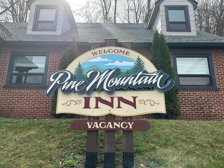 Pine Mountain Inn - Bed and Breakfast Pineville