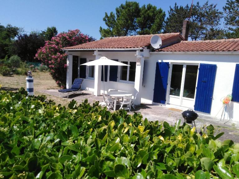 Maison oléronaise avec la plage à pied et la piste cyclable au bout du jardin - Bed and Breakfast Dolus-d'Oléron