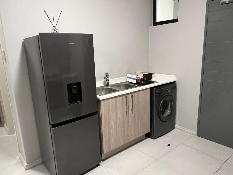 Mellow-Suites Apartments - 31 - WIFI and Netflix - B&B Midrand