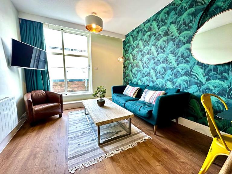 Amazing Modern Apartment - Free Secure Parking! - 1 Minute walk to Poole Quay - Great Location - Free Parking - Fast WiFi - Smart TV - Newly decorated - sleeps up to 2! Close to Poole & Bournemouth & Sandbanks - B&B Poole