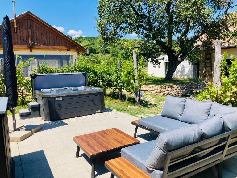 Édenkert Vendégházak - Ferienwohnung Petschwar