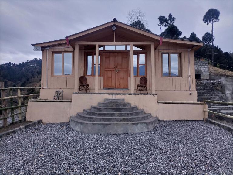 Adults Only! Kashmir Eagle Heights Cottage & Restaurant by LMC - Chambres d'hôtes Muzaffarabad