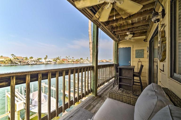 Bright and Breezy Condo, 2 Mi to Whitecap Beach! - B&B Corpus Christi