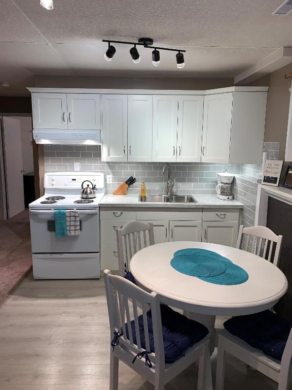 Newly Renovated Basement Suite! - B&B Lethbridge