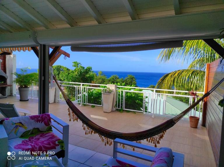 Bungalow Alnamaka : vue mer - piscine - plage à 5mn - Bed and Breakfast Pointe-Noire