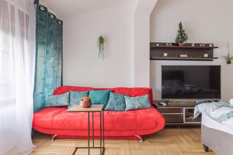 Warm house full of green ambient,joy and comfort - B&B Zagreb