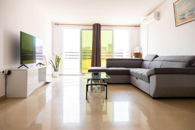 3 bedroom apt, FREE WIFI & AC, Cidadela - LCGR - Bed and Breakfast Praia