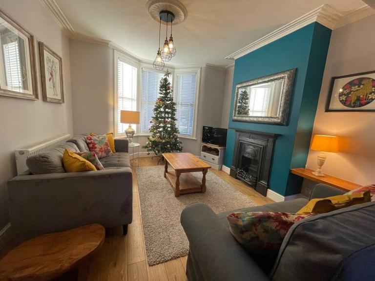 Gloucester Rd 2 mins away - Fab, new, trendy house - B&B Bristol