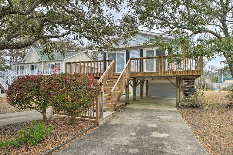 Cozy Oak Island House < 1 Mi to Beaches! - Chambres d'hôtes Oak Island
