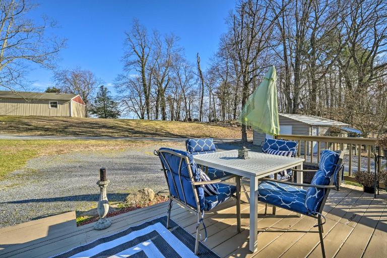 Berkeley Springs Vacation Home w/ Fire Pit! - Bed and Breakfast Berkeley Springs