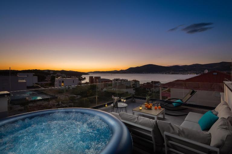 Villa Alegria - Pool, Private Terrace, Sea view, Jacuzzi - Chambres d'hôtes Trogir
