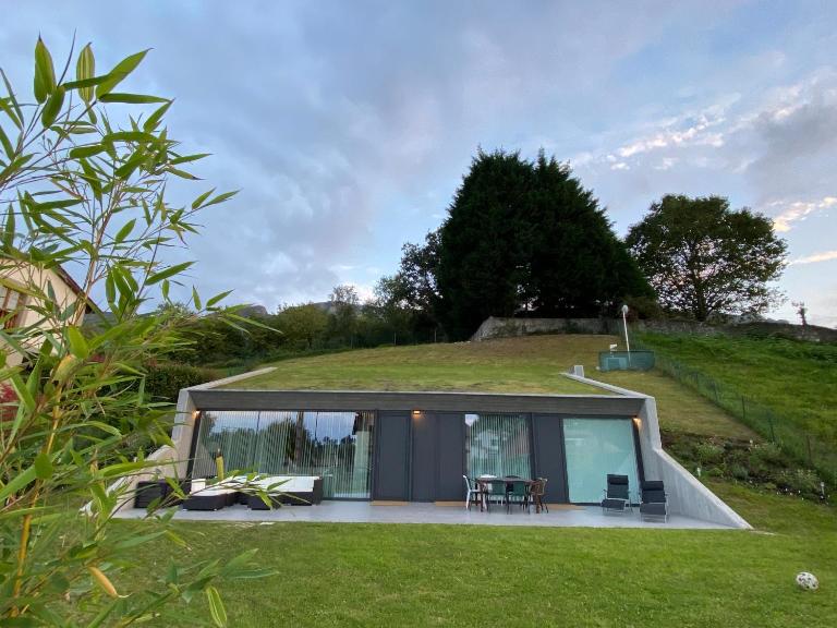 La Casa de Hierba - Casa de campo de diseño con jardín y wifi cerca de las playas de Llanes - B&B Llanes