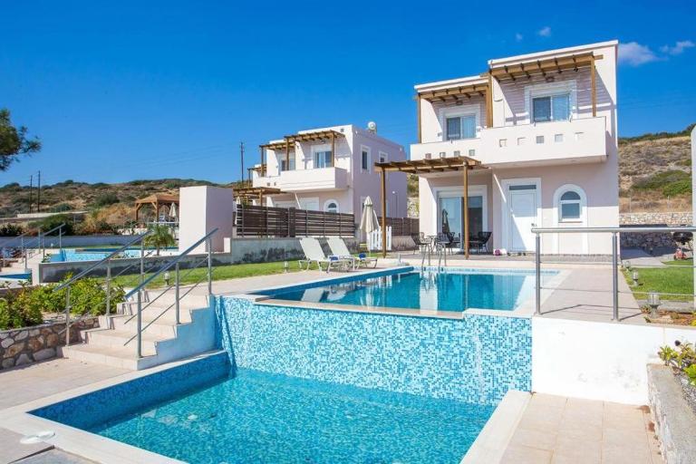 Regina Villa - Family Dream with double pool - B&B Lachaniá
