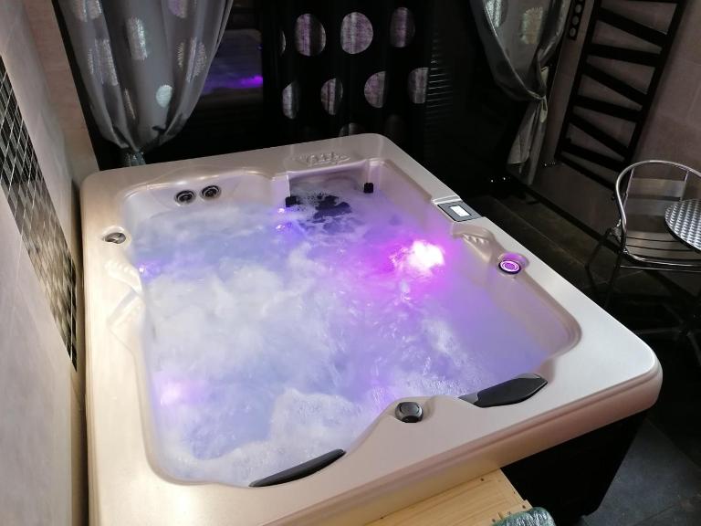 Chambre avec Spa et Sauna privatisés - B&B Bourg-en-Bresse