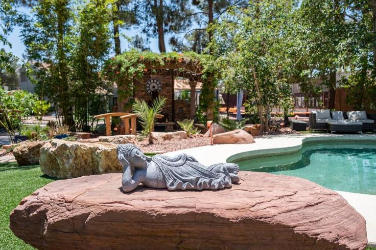 Resort-Style Paradise w 2 Pools - B&B Las Vegas