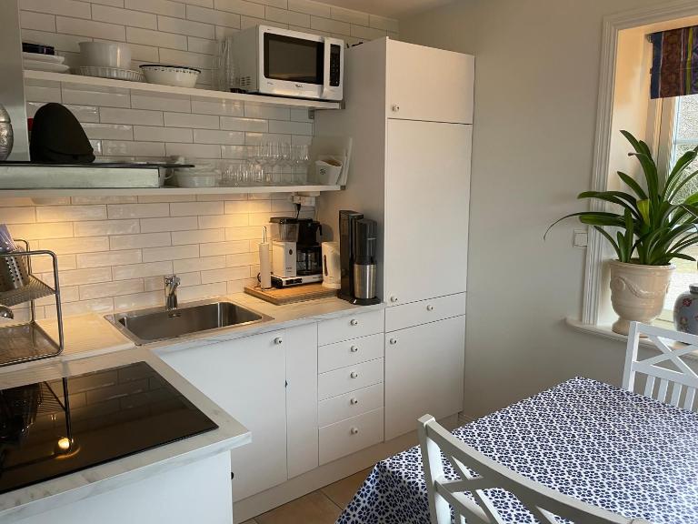 Nyhamnsläge med sundsutsikt och nära till strand. - B&B Nyhamnsläge