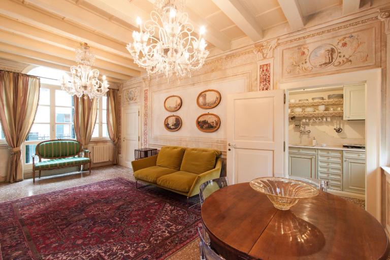 Explore Venice from a Sophisticated Hideaway in San Polo - B&B Venecia