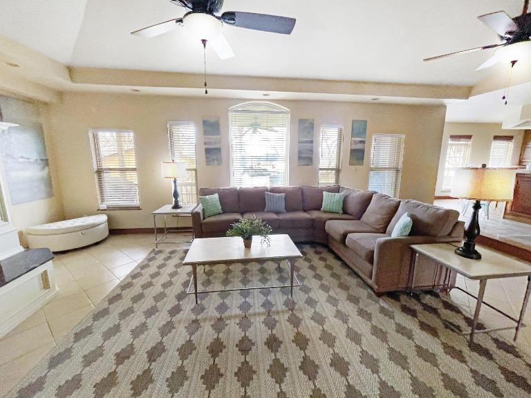 Lake View Twin Homes, Spacious Decks & Kitchens - B&B Rogers