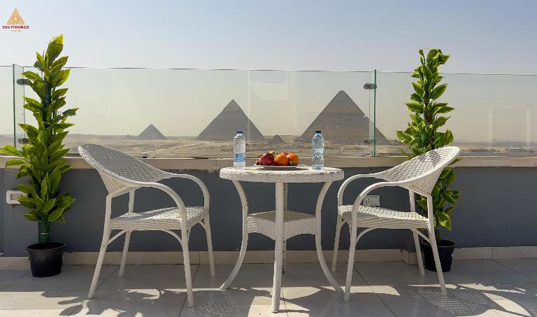 Full Pyramids View Apartment with Balcony For 8 P - B&B El Cairo