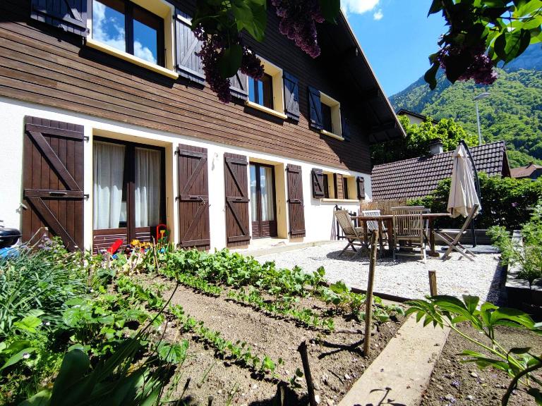 Agréable maison de village, au calme - B&B Thônes