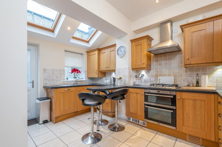Sleeps 5 - 3 Bedrooms - walk to the square hosted Happy Valley cast - B&B Hebden Bridge