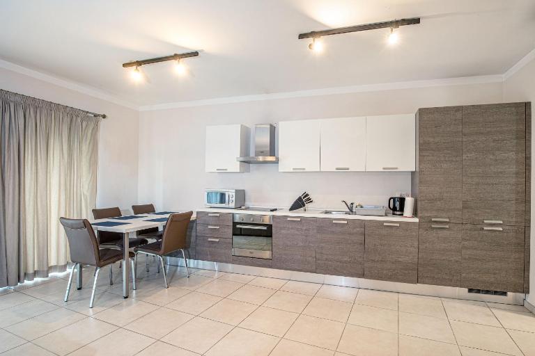 Cozy, modern studio apartment in the heart of St Julians - Chambres d'hôtes San Ġiljan
