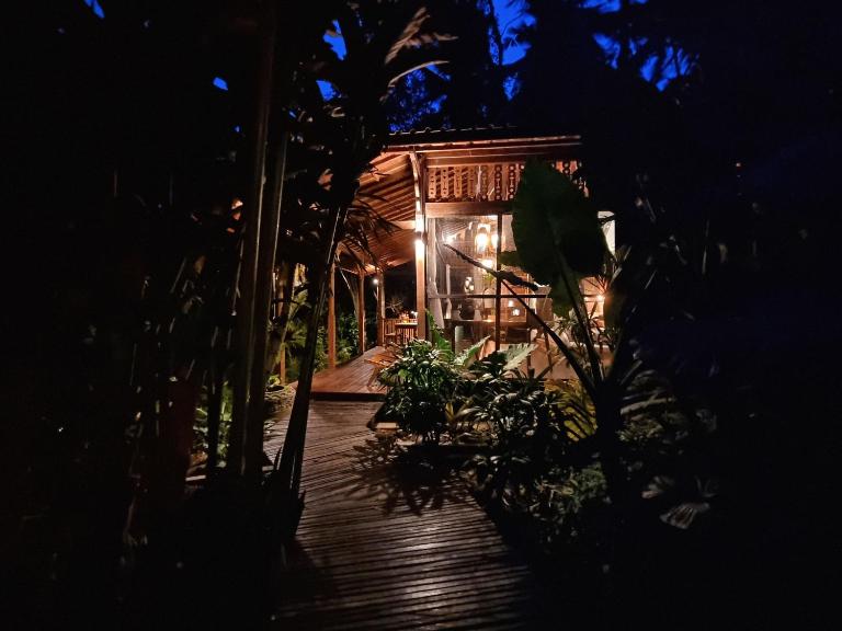 Villa Mahadevi 3 with Jungle Views near Ubud - B&B Ubud