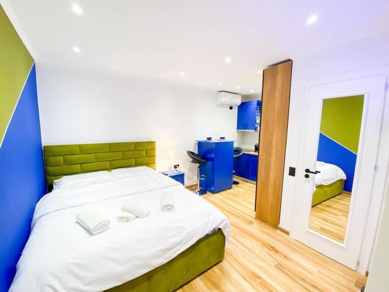 Matisse No12 - City Center Studio - Bed and Breakfast Tirana