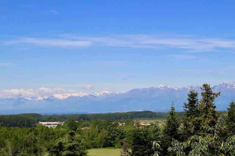 Spacious new 2 bdr walk-out apartment - Chambres d'hôtes Fara Novarese