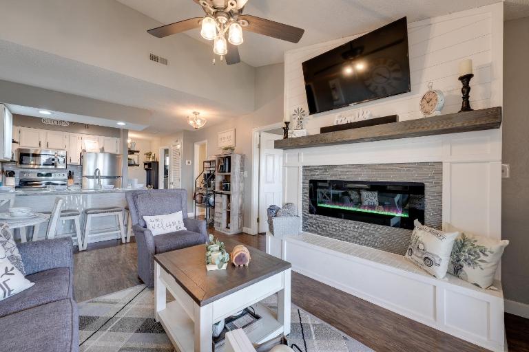 1 Mi to Silver Dollar City: Branson West Condo - Bed and Breakfast Branson West