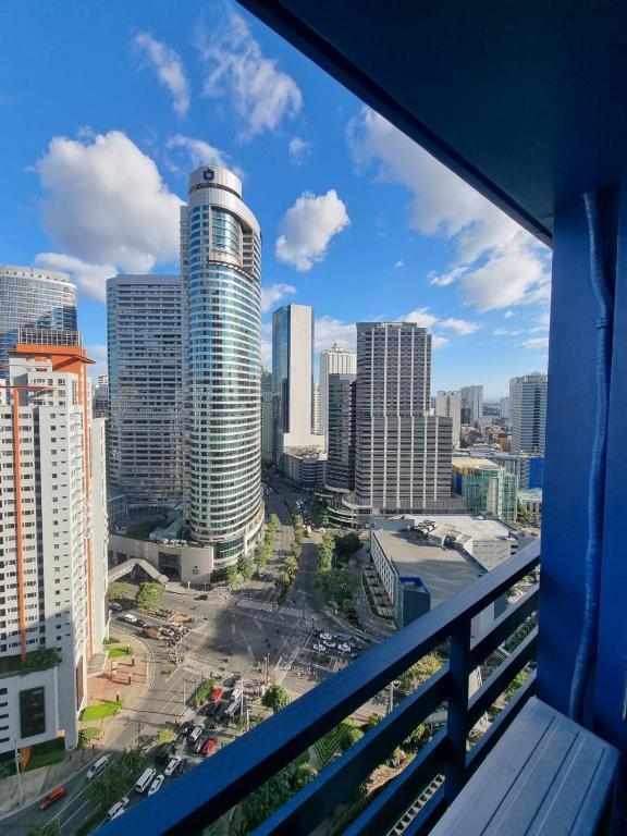 Great View 1 BR Condo in Makati near Trident Tower - B&B Manila