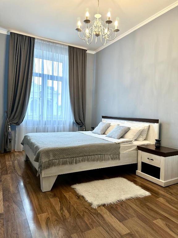 Lux apartments in the city center with a coffee machine, view of a theater, near Zlata Plaza - B&B Rivne