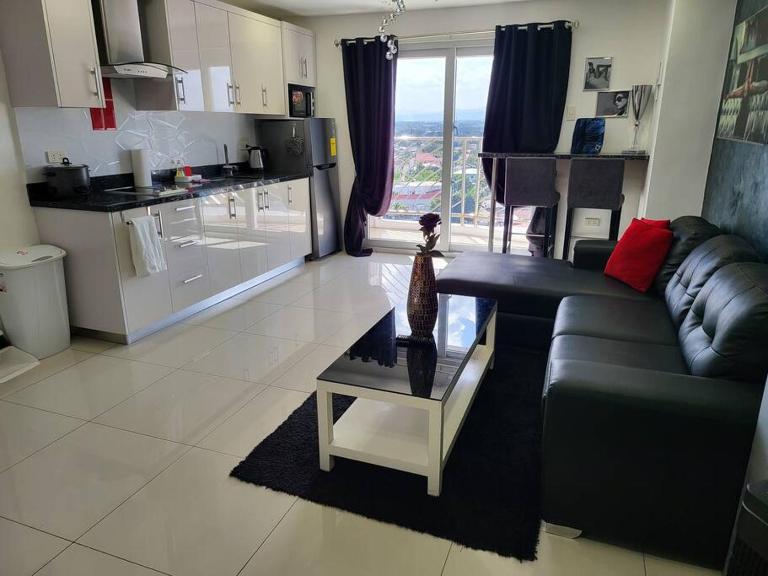 Sheryll Escapes - Kandi Tower 3 premium loft 1BR on 8th floor with 2CR & 2 balconies - B&B Angeles City