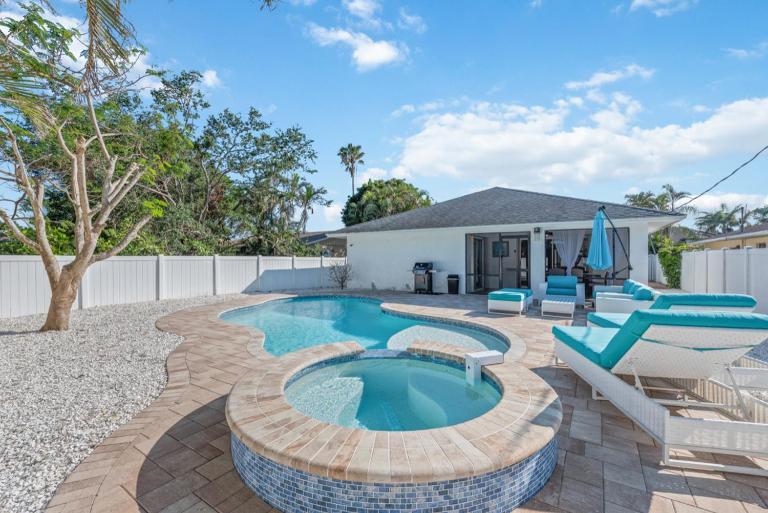 Close to Vanderbilt Beach home! - B&B Naples