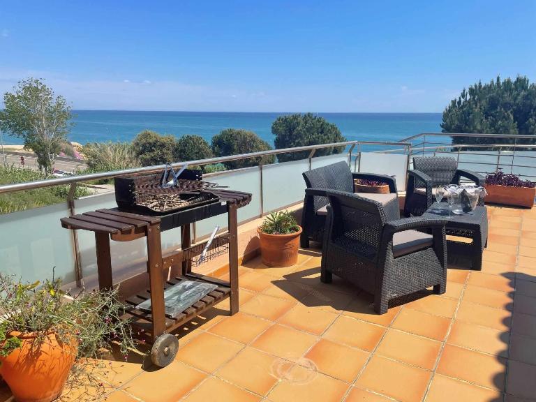 Villa Farell just in front of the sea - B&B Sant Pol de Mar
