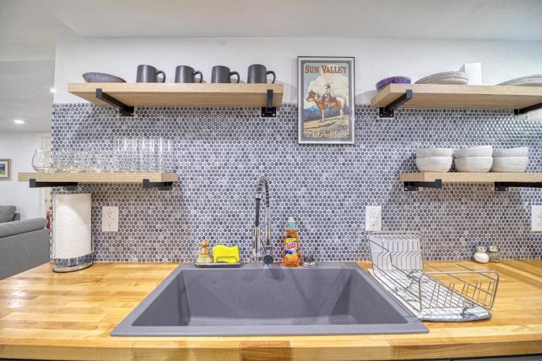 Great Find! Downtown Oasis with Office Setup - B&B Twin Falls