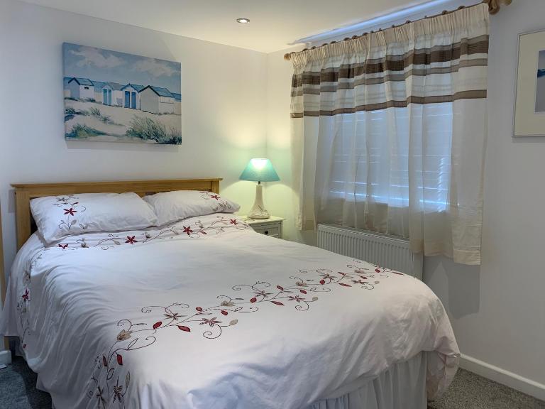 Self contained annex with bedroom bathroom sitting room and kitchenette - B&B Emsworth