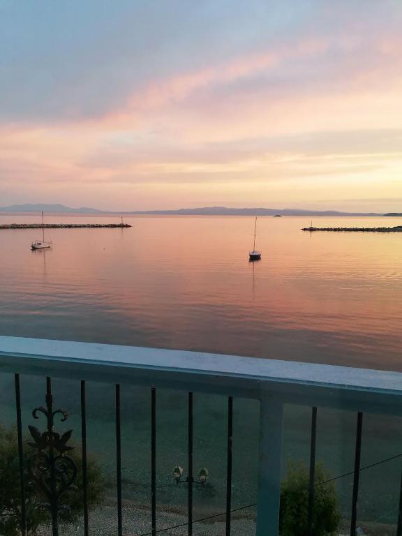 Panoramic Sea View Villa Evmenia and Harbourside Sea front apartments - Ferienwohnung Skópelos