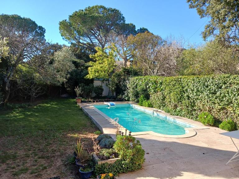 studio charmant et calme villeneuve les avignon entrée et cour indépendantes climatisation piscine parking - Bed and Breakfast Villeneuve-lès-Avignon