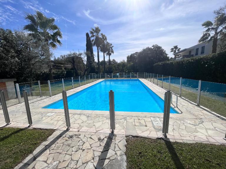 Appartement climatisé avec terrasse, vue jardin et piscine - B&B Antibes