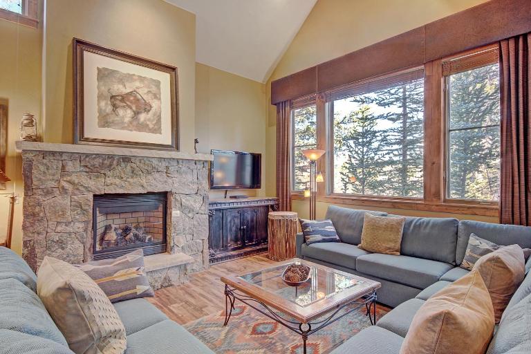 Premier 2-Story Townhome Minutes from Winter Activities - B&B Breckenridge