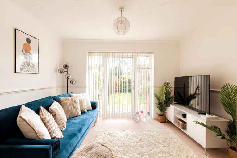 Surrey Stays - 2 Bedroom House, RH1, Contractors Welcome, Sleeps 5 max, 2 Parking Spaces, Near Town Centre, Train Station and Gatwick Airport - Bed and Breakfast Redhill