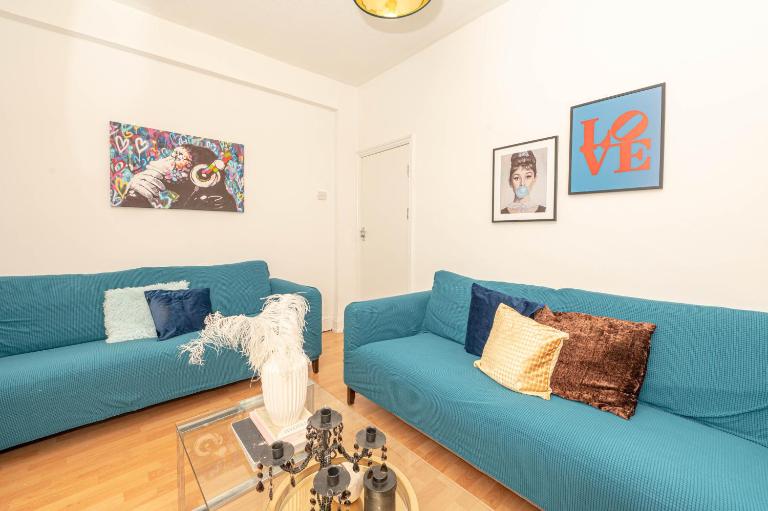 Xtra Large 4 Bedroom House with Heating Sleeps 14 Near Station and ExCeL - Ferienwohnung London