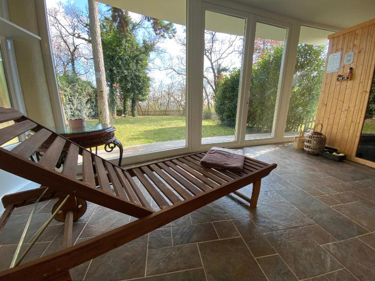 Hilltop Wellness Villa-big garden, sauna, hot tube - B&B Pécs