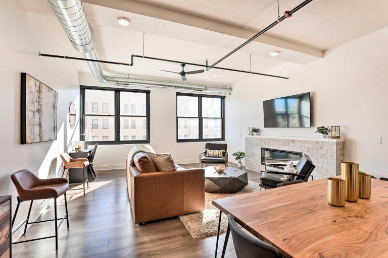 Walk to UNL Campus: Dtwn Lincoln Loft Apt! - B&B Lincoln