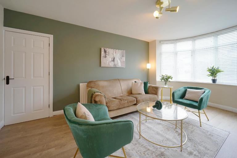 Stunning luxury 3 bed house with garden in North Leeds - B&B Marton