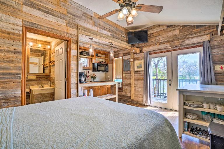 Guadalupe Riverfront Studio w/ Private Balcony - Chambres d'hôtes Seguin