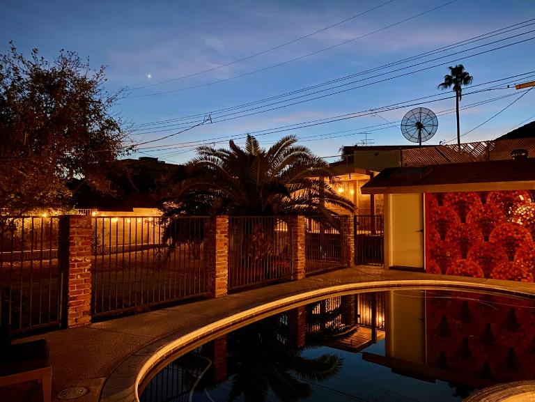 Newer Ranch with Pool and Hot Tub near the Strip and Freemont street. - B&B Las Vegas