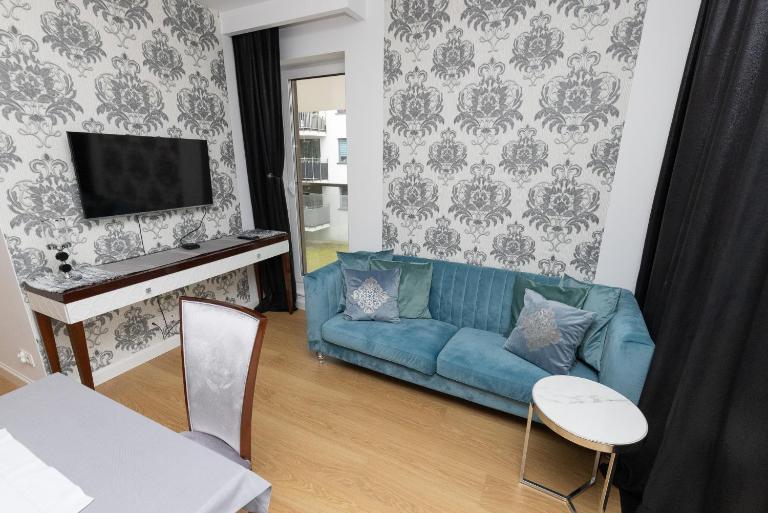 Apartament Business & Living No 91 Nad Zalewem w Cedzynie, hala garażowa - Chambres d'hôtes Cedzyna
